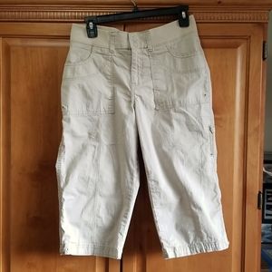 Lee relaxed fit capris, khaki/cream colored in medium size 6